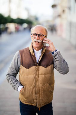 Sokakta duran cep telefonu tutan yakışıklı komuta sizde.