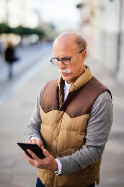Tablet pc bilgisayar ve caddenin üzerinde kahve ile komuta sizde