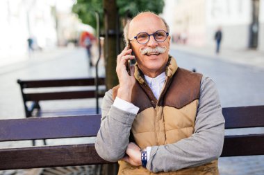 mutlu yaz parkta bankta oturmuş smartphone: çağrı ihtiyar