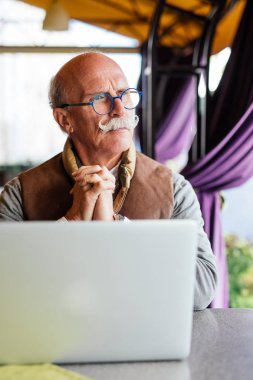 Üst düzey yakışıklı kahvehane gevşeme kavramı çalışma