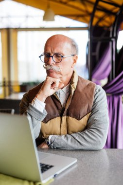 Çalışırken ile modern dizüstü bilgisayar açık kafe masada parlak yaz günü parkta canlı komuta sizde portresi