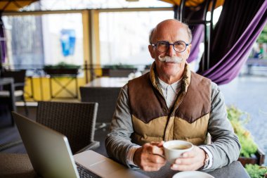 Şehirdeki kafede oturmuş kahve fincanı ile düşünceli komuta sizde