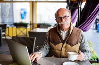Komuta sizde şehir sokak kafede kahve içme dizüstü bilgisayar ile