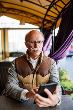 Komuta sizde kafede tablet üzerinde çalışan