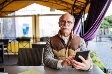 Komuta sizde kafe, modern cihaz holding erkek eller odaklanmak dijital tablet kullanarak portresi