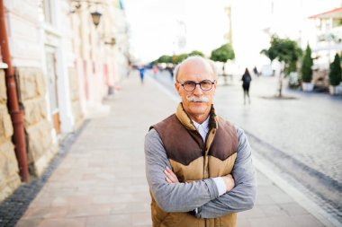 Fotoğraf makinesi ile çapraz eller gülüp Kafkas olgun adam portresi