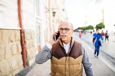 Sokakta duran cep telefonu tutan yakışıklı komuta sizde.