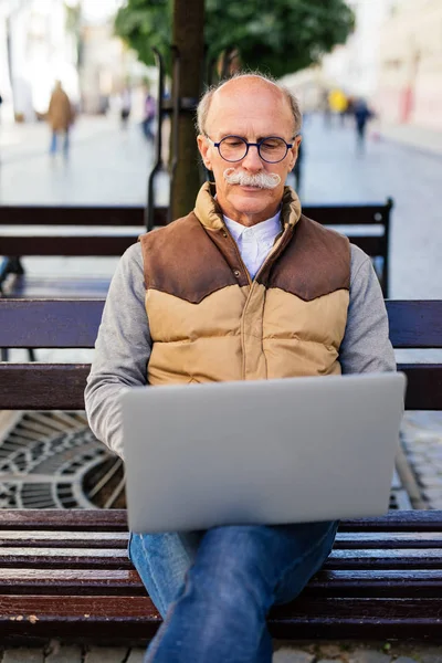 Komuta sizde şehrin sokak bankta oturmuş onun laptop çalışma