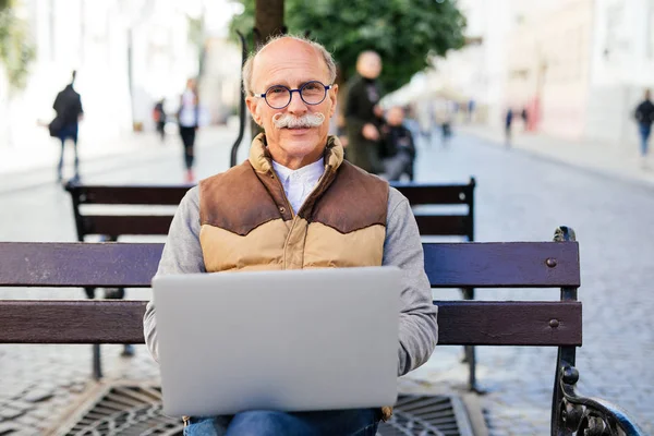 Komuta sizde onun laptop tezgah üzerinde çalışma