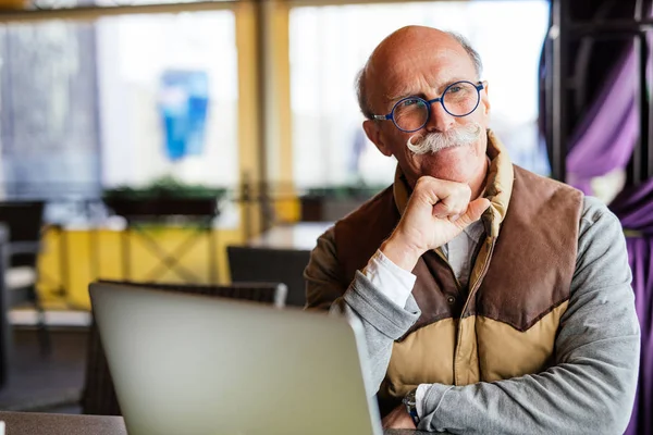 iş, teknoloji ve insan kavramı - komuta sizde şehir sokak kafede dizüstü bilgisayar ile