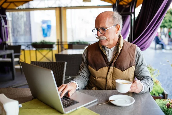 Komuta sizde açık kafede kahve molası zevk dizüstü bilgisayar kullanan closeup görüntü