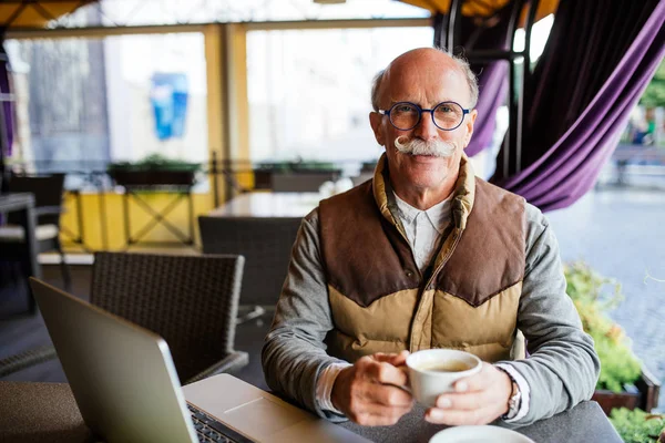 Şehirdeki kafede oturmuş kahve fincanı ile düşünceli komuta sizde