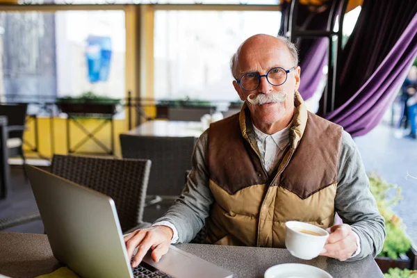 Komuta sizde şehir sokak kafede kahve içme dizüstü bilgisayar ile