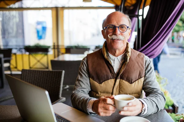 Komuta sizde mutlu kahve molası sırasında açık kafe içinde laptop ile çalışırken gülümseyen telefonla konuşan portresi