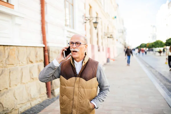 Şehirde sokak açık havada, smartphone kullanarak modern üst düzey insan portresi