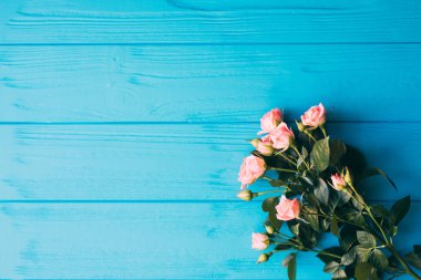 Mavi ahşap arka gül buketi