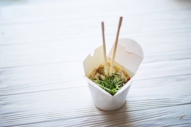 Erişte ahşap arka plan üzerinde beyaz kutu içinde atış kapatın