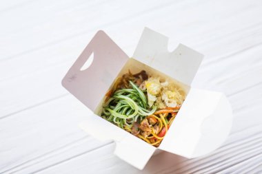 Erişte ahşap arka plan üzerinde beyaz kutu içinde atış kapatın