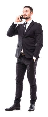 Beyaz arka plan üzerinde cep telefonu konuşurken yakışıklı iş adamı