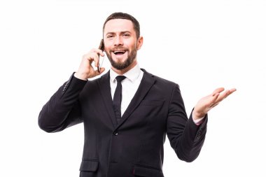 Beyaz stüdyo arka plan üzerinde izole telefon yakışıklı sakallı ciddi iş adamı.