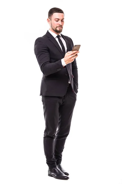 Jeune homme d'affaires barbu tapant un message sur l'écran tactile du smartphone. Portrait intégral isolé sur fond de studio blanc . — Photo