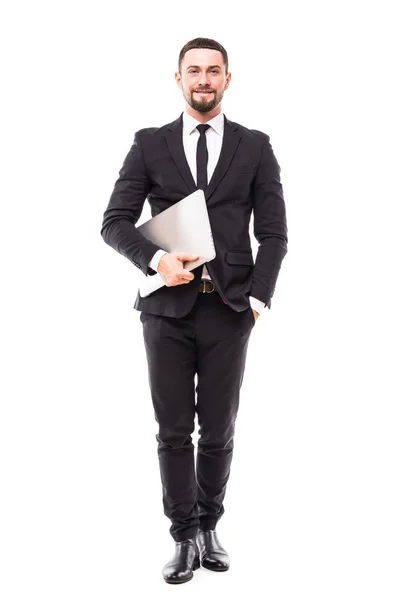 Полная длина привлекательного молодого бизнесмена ходить и держать ноутбук на белом фоне — стоковое фото