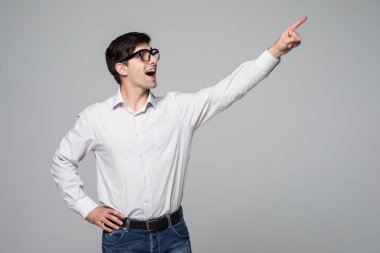 Yön gösteren ve işaret parmak onn gri ile neşeli şık yakışıklı