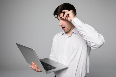 Genç şok ve eller izole içinde laptop ile takım elbiseli işadamı çığlık