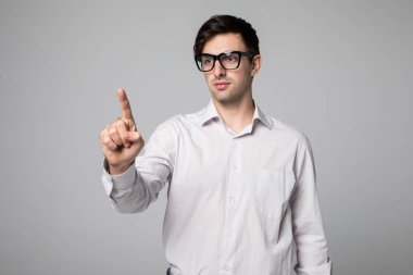 İşadamı el dokunmadan boş sanal ekran, modern iş arka plan kavramı - ebilmek var olmak montaj için kullanılan metin veya resimler parmak