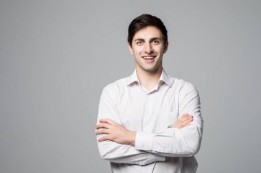 Gri gömlekli çapraz elle zarif yakışıklı delikanlı