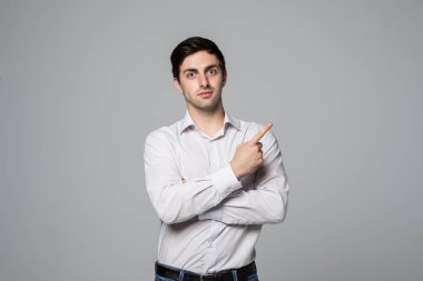 Gri arka plan üzerinde yer işaret yakışıklı iş adamı