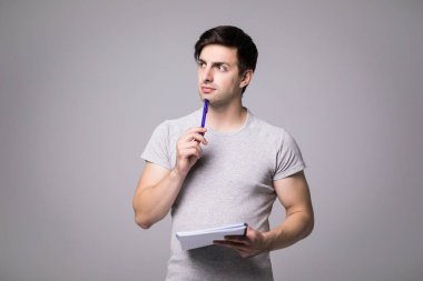 Genç adam tutarak onun ellerinde siyah defter açtı. Görünümü kapatın