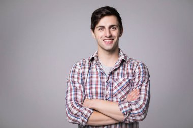 Zarif yakışıklı yakışıklı genç gömlek çapraz elle.