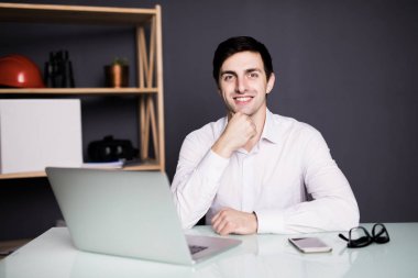 Gözlük takan ve diz üstü oturma ve tipik bir işadamı yakın çekim.