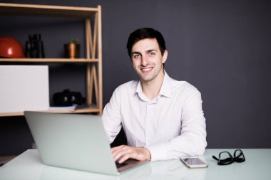 Gözlük takan ve diz üstü oturma ve tipik bir işadamı yakın çekim.