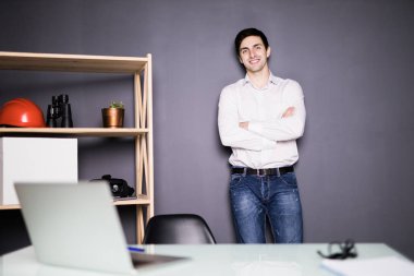 Ofis Masası duran, ofiste gülümseyen mutlu işadamı