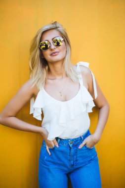 Şehirde, renkli duvara poz güzel genç kız mutlu güzel kadın