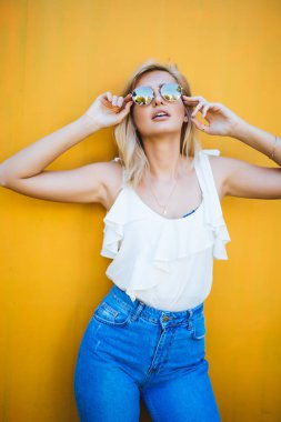 Güzellik renkli duvarının yakınında şehir yaz aylarında güzel kadın portre