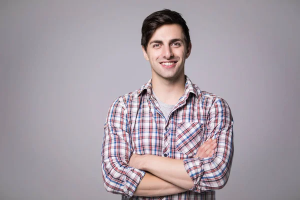 Zarif yakışıklı yakışıklı genç gömlek çapraz elle.