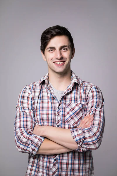 Elégant beau jeune homme beau avec les mains croisées en chemise . — Photo