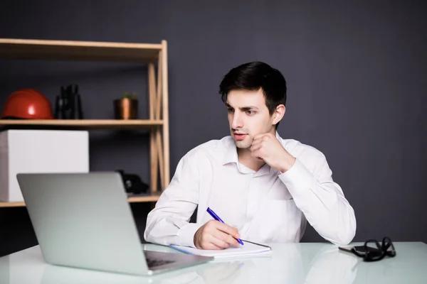 Giovane uomo d'affari mani con penna scrittura note su un foglio. Esecutivo maschile seduto a tavola in ufficio . — Foto Stock