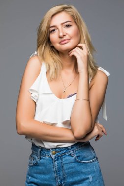 İzole üzerinde gri arka plan poz gülümseyen kadın modeli moda