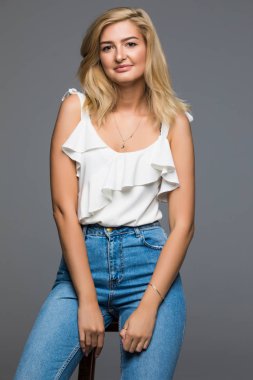 İzole üzerinde gri arka plan poz gülümseyen kadın modeli moda