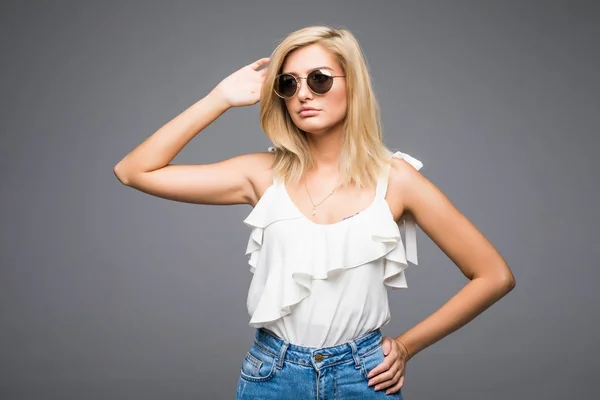 Portret van blonde model zonnebril op zoek weg. Isolated.Grey achtergrond. — Stockfoto