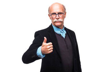 Yakışıklı kıdemli yaşlı adam üst düzey Yaşasın izole üzerinde beyaz arka plan