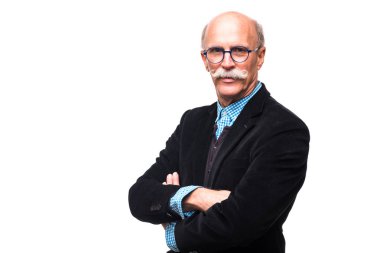 Komuta sizde çapraz silah gülümseme ile beyaz arka plan üzerinde izole