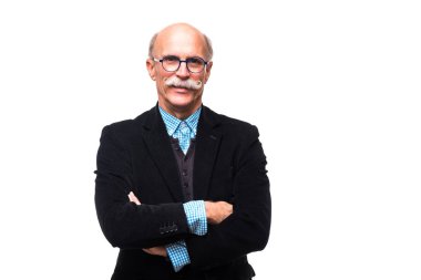 Ciddi üst düzey adam portresi çapraz elle beyaz arka plan üzerinde izole poz.