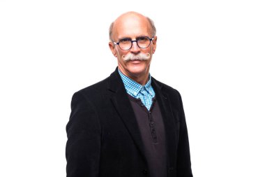 Beyaz arka plan üzerinde izole mutlu yakışıklı olgun erkek portre