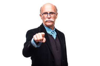 Bir elinde silah olan üst düzey bir adam portresi Oturum beyaz arka plan üzerinde kamera işaret jest