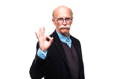 Üst düzey portre portre, olgun, mutlu, gülümseyen iş adamı işaret parmaklarıyla, beyaz arka plan üzerinde izole Yaşasın vererek heyecanlı.